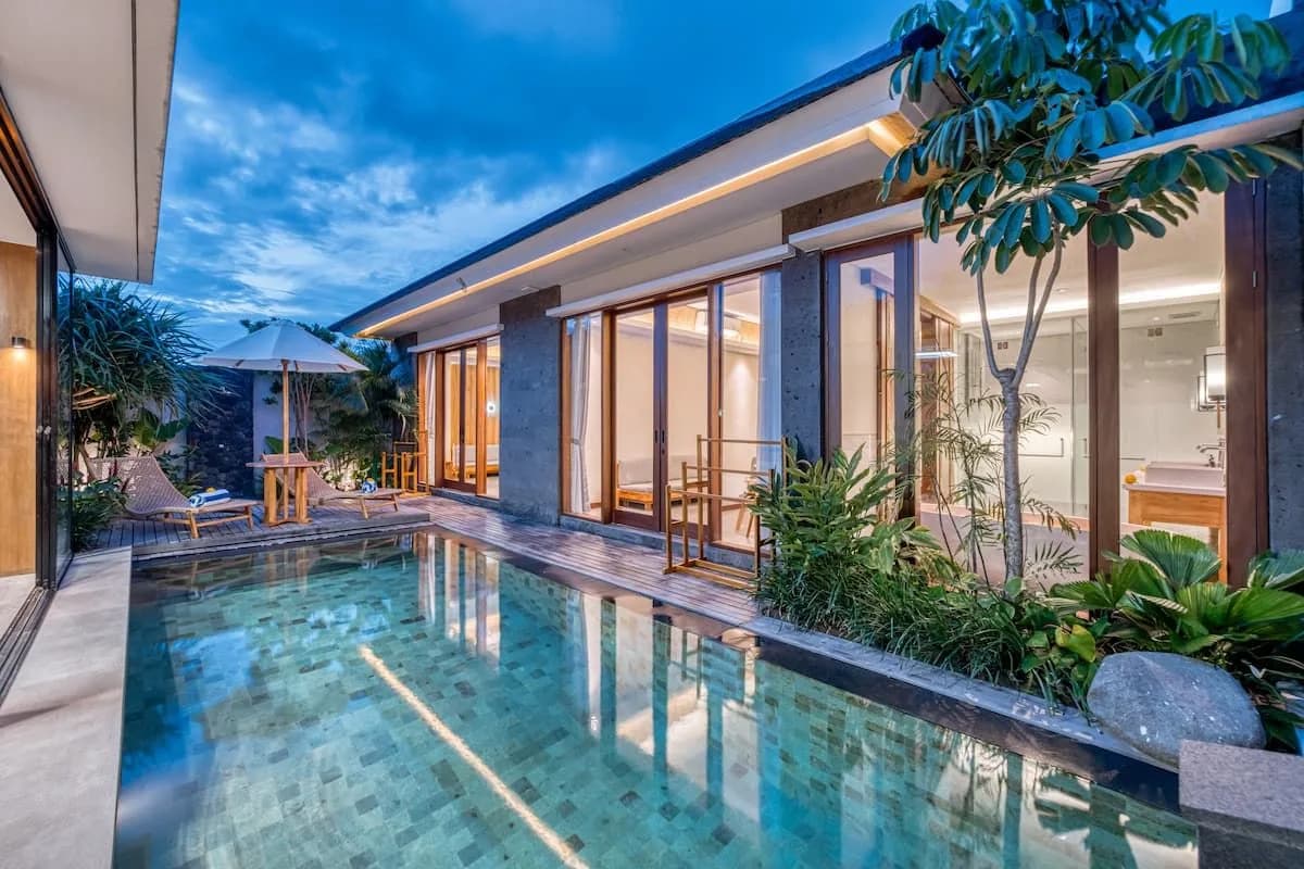 Уединенная эко-вилла с панорамным остеклением